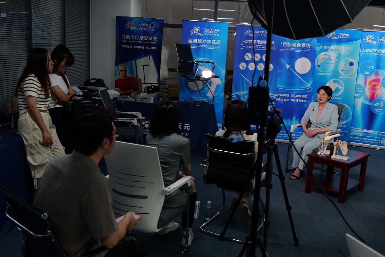 人们在看台上的人在商店里AI 生成的内容可能不正确。