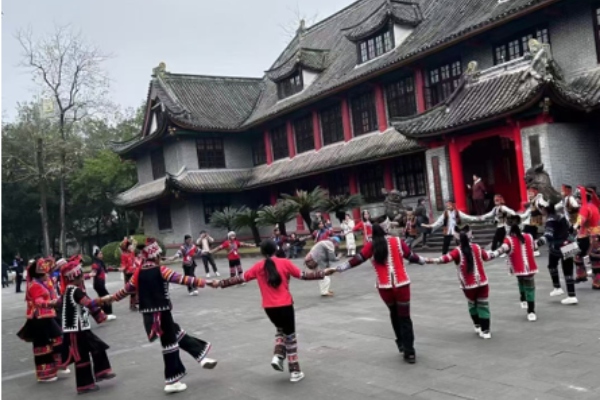 哈尼族中小学生与老师们跳乐作舞。海棠搜书
供图